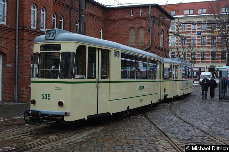 Bild: 413 mit Beiwagen 509 bei der Einfahrt in den Museumsbetriebshof Sudenburg.