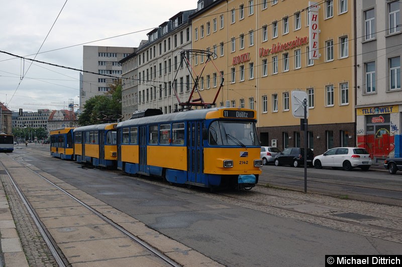 Bild: 2142 als Linie 11 (E) in der Wendestelle hinter dem Hauptbahnhof.