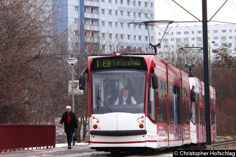 Bild: TW 711+705 als Linie 1 in Bereich Straße der Nationen.