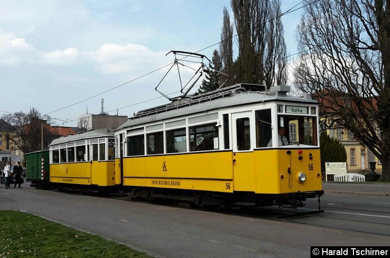 Bild: Wagen 56 mit einem Bei- und einem Güterwagen vor der Orangerie.