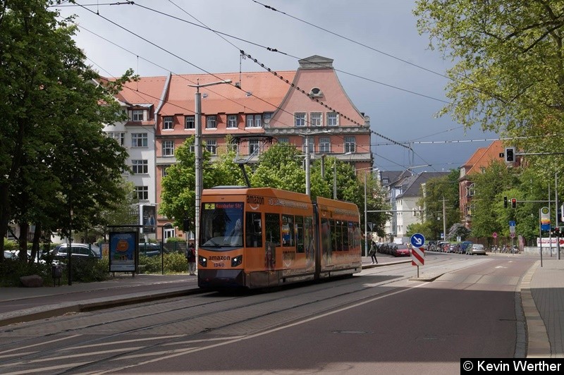 Bild: TW 1340 als Linie 2 im Bereich Johannisallee.