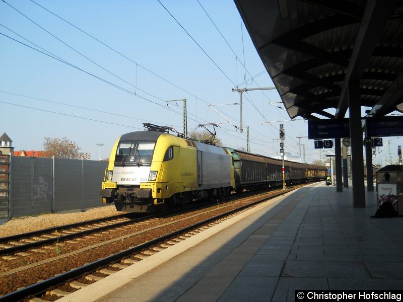 Bild: ES 64 U2-010 mit einem Güterzug bei der Einfahrt in Erfurt Hauptbahnhof.