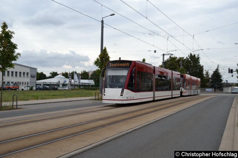 Bild: Tw 713+707 kur vor der Haltestelle Mittelhäuser Straße.