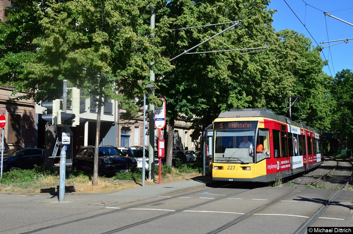 227 als Linie 5 an der Haltestelle Otto-Sachs-Straße.