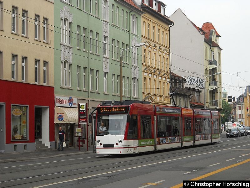 Bild: TW 627 auf der Linie 5 an der Haltestelle Boyneburgufer.