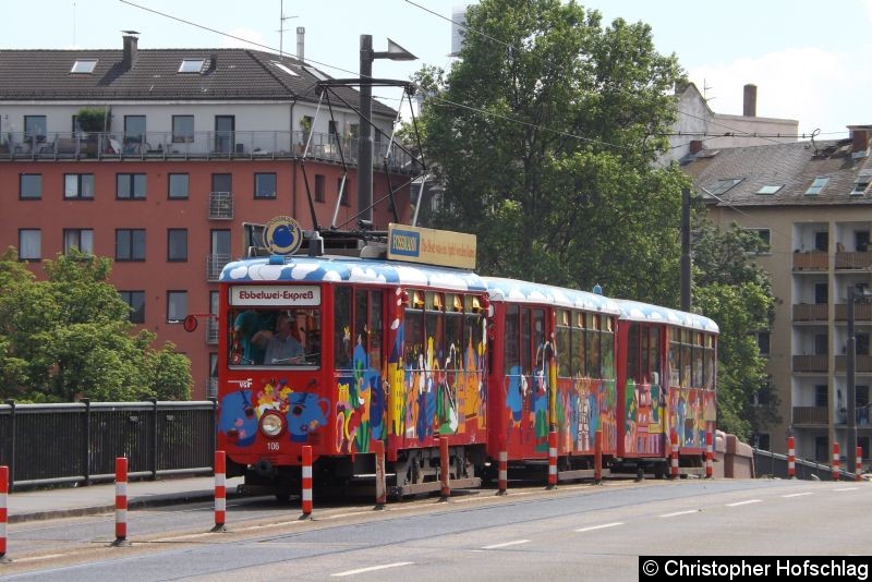 Bild: Der Ebbelwei-Expreß auf der Ignatz-Bubis-Brücke.