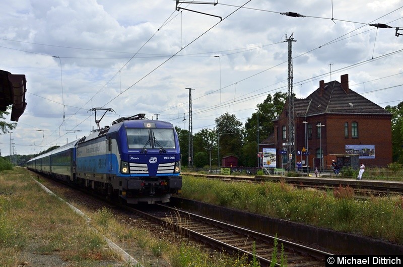 193 398 durchfährt hier mit dem EC 378 den Bahnhof Zossen.