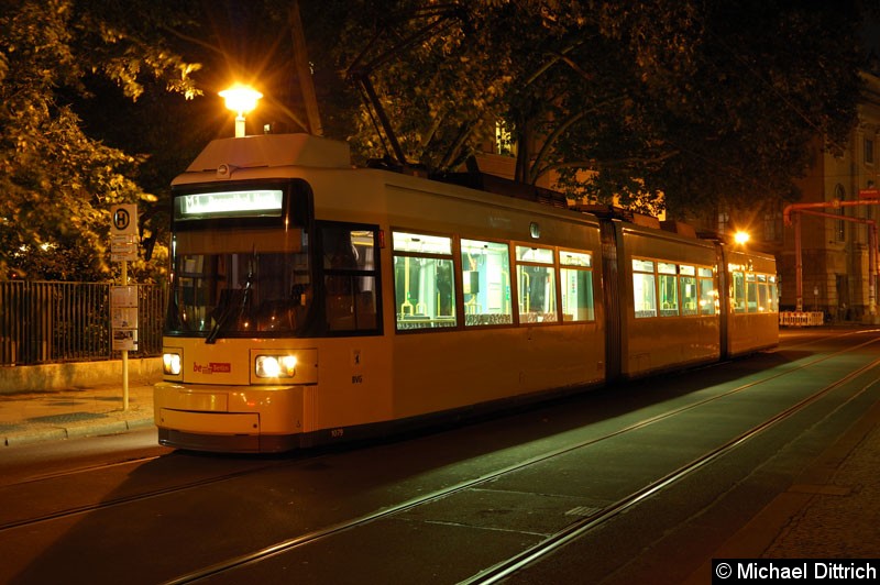 Bild: 1079 als Linie M1 in der Haltestelle Am Kupfergraben.