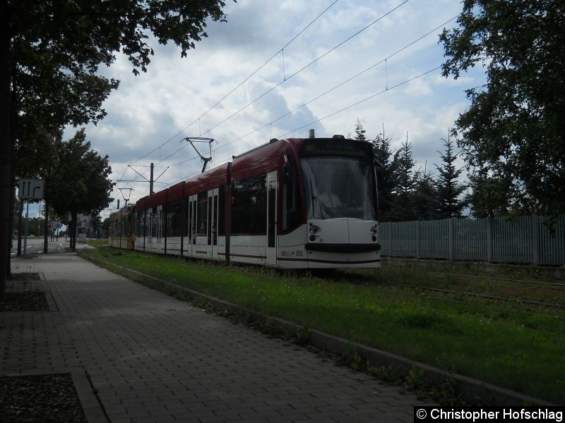 Bild: TW 650+702 Gothaer Landstraße kurz vor der Haltestelle MDR/Kinderkanal.