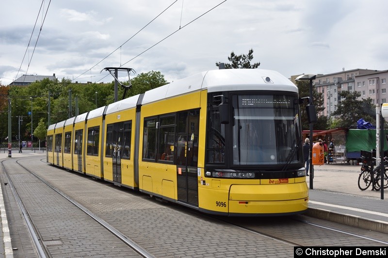 TW 9096 als Linie M10 an der Haltestelle S-Nordbahnhof beim Fahrgastwechsel.