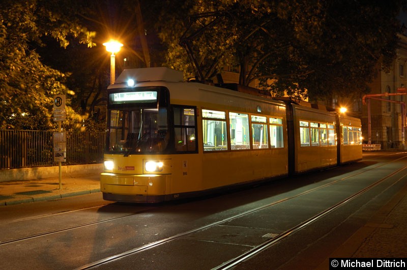 Bild: 1047 als Linie M1 in der Haltestelle Am Kupfergraben.