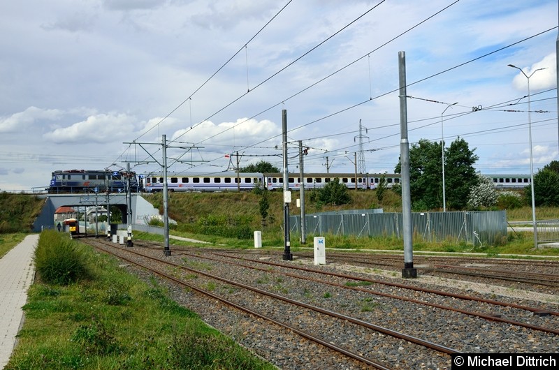 Die Straßenbahn hat die Brücke leider nicht ganz geschafft, als die Eisenbahn über selbige fuhr.
Die ex-Berliner KT4Dt 150 (7092) + 153 (7056) als Linie 8 auf dem Weg nach Turkosowa. Bild: Die Straßenbahn hat die Brücke leider nicht ganz geschafft, als die Eisenbahn über selbige fuhr.
Die ex-Berliner KT4Dt 150 (7092) + 153 (7056) als Linie 8 auf dem Weg nach Turkosowa.