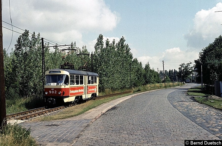 Bild: Gleich wird Tw 902 seine südliche Endstelle in Merseburg/Süd erreicht haben. Diese Endstelle verfügt inzwischen über eine Wendeschleife. 