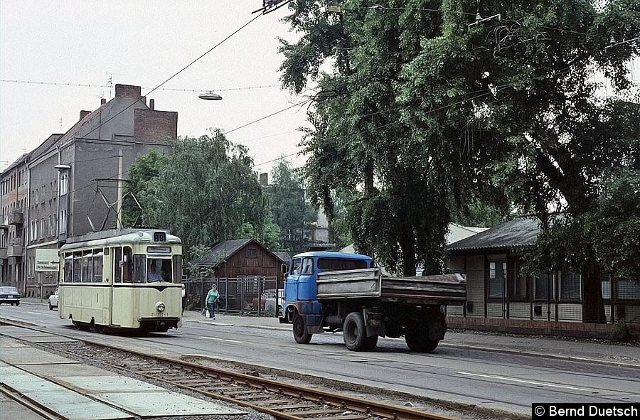 Bild: Das ist kein Wagen der Straßenbahn Rüdersdorf - Schöneiche ! Auch in Berlin gab es 1987 eine Linie 88: sie verkehrte mit Solo-Tw zwischen dem Betriebshof in der Nalepastraße und dem Bf. Schöneweide. Auf den im Vordergrund zu sehenden Gleisen verkehrte die Industriebahn Schöneweide, auch 