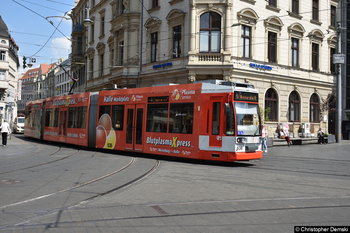 Tw 638 als Linie 5 bei der Einfahrt auf den Marktplatz.