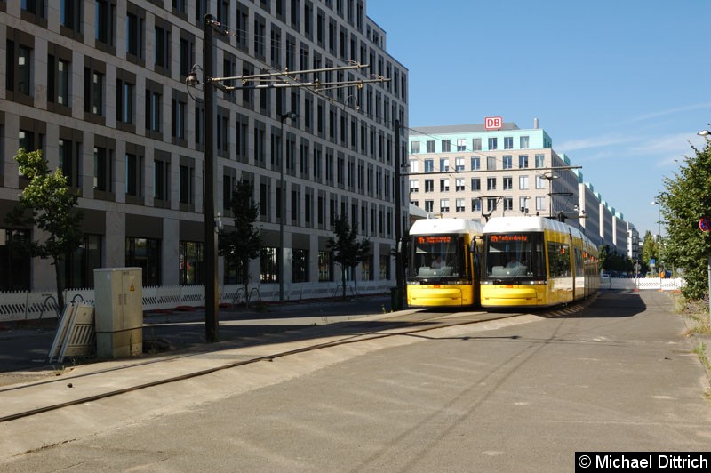 8013 und 8010 als Linie M4 in der Wendestelle Nordbahnhof. Die M4 wurde wegen einer Demo hierher umgeleitet. Bild: 8013 und 8010 als Linie M4 in der Wendestelle Nordbahnhof. Die M4 wurde wegen einer Demo hierher umgeleitet.
