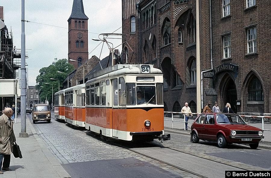 Bild: In der engen Altstadt von Köpenick bestand Einbahnstraßenverkehr für die Straßenbahn. Hier fährt ein Dreiwagenzug am Rathaus von Köpenick vorbei. Beachtenswert auch der im Bild rechts zu sehende seltene 