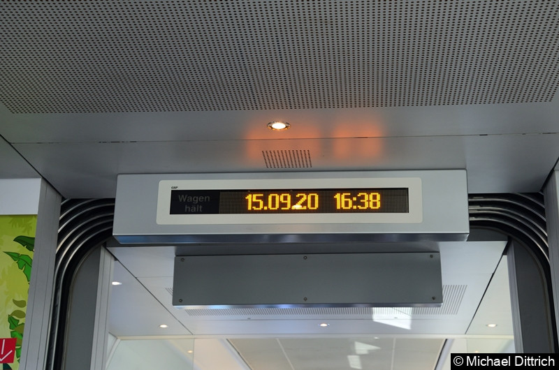 Bild: Geändert wurde auch die Anzeige der Haltestellen. Neben dem Datum und der Uhrzeit werden hier alle relevanten Informationen angezeigt.