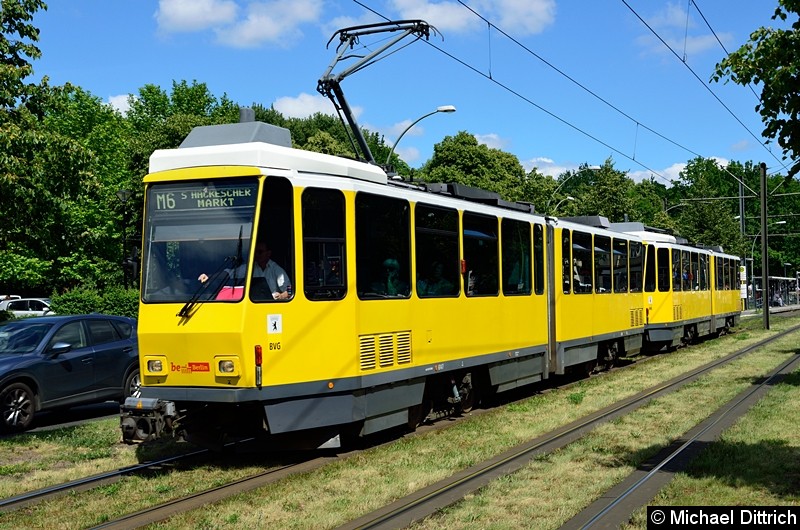 Bild: 6147 + 6128 als Linie M6 auf dem Platz der Vereinten Nationen.