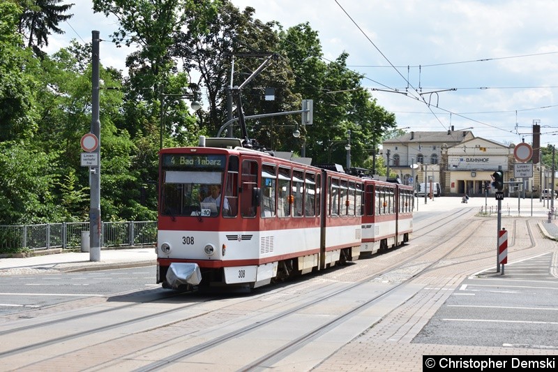 Bild: TW 308+311 als Linie 4 nach Bad Tabarz zwischen den Haltestellen Hauptbahnhof und Bahnhofstraße.