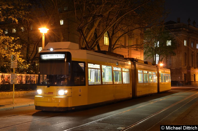 Bild: 1062 als Linie M1 an der Haltestelle Am Kupfergraben.