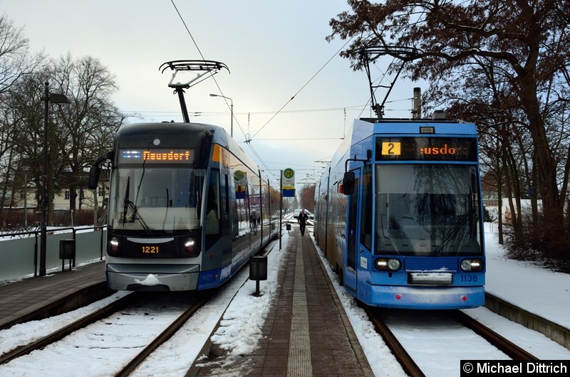 Bild: 1221 als Linie 15 und 1138 als Linie 2 in der Endstelle Meusdorf.