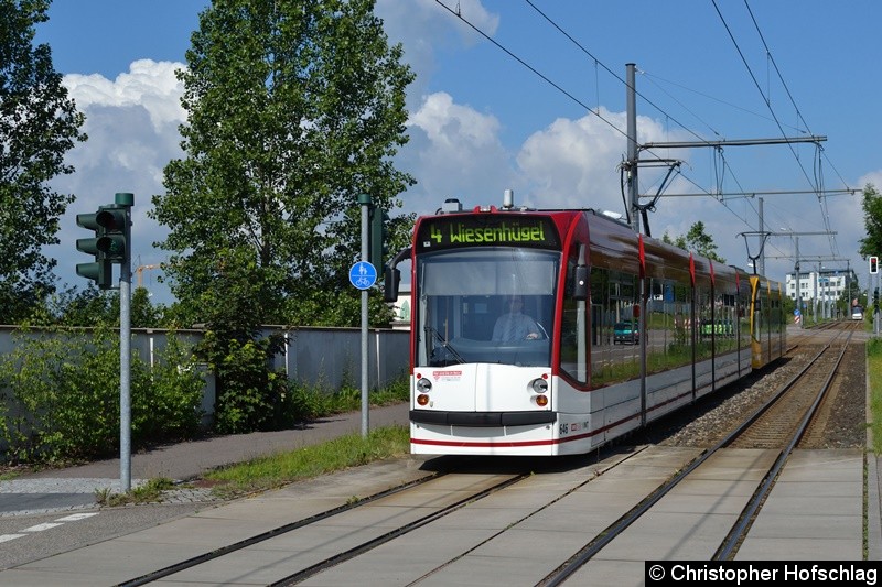 Bild: TW 646+702 als Linie 4 kurz vor der Haltestelle Volkenroder Weg.