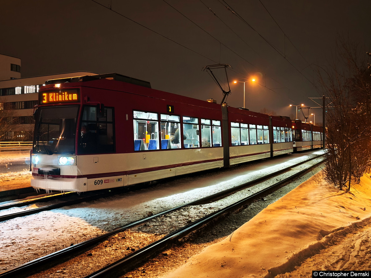 TW 609+610 als Linie 3 in Richtung Klinikum (Einrücker) an der Haltestelle Straße der Nationen.