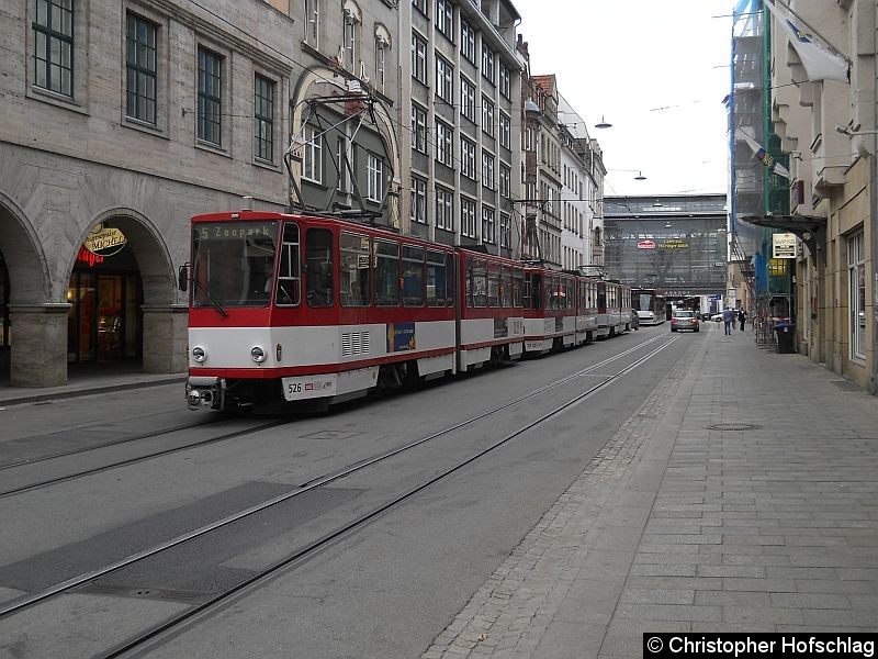 Bild: Eine Dreierzug auf der Linie 5 in der Bahnhofstraße.