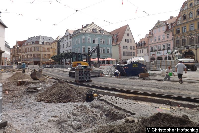 Bild: Auf dem Vorplatz vor dem Erfurter Rathaus wird kräftig gearbeitet.