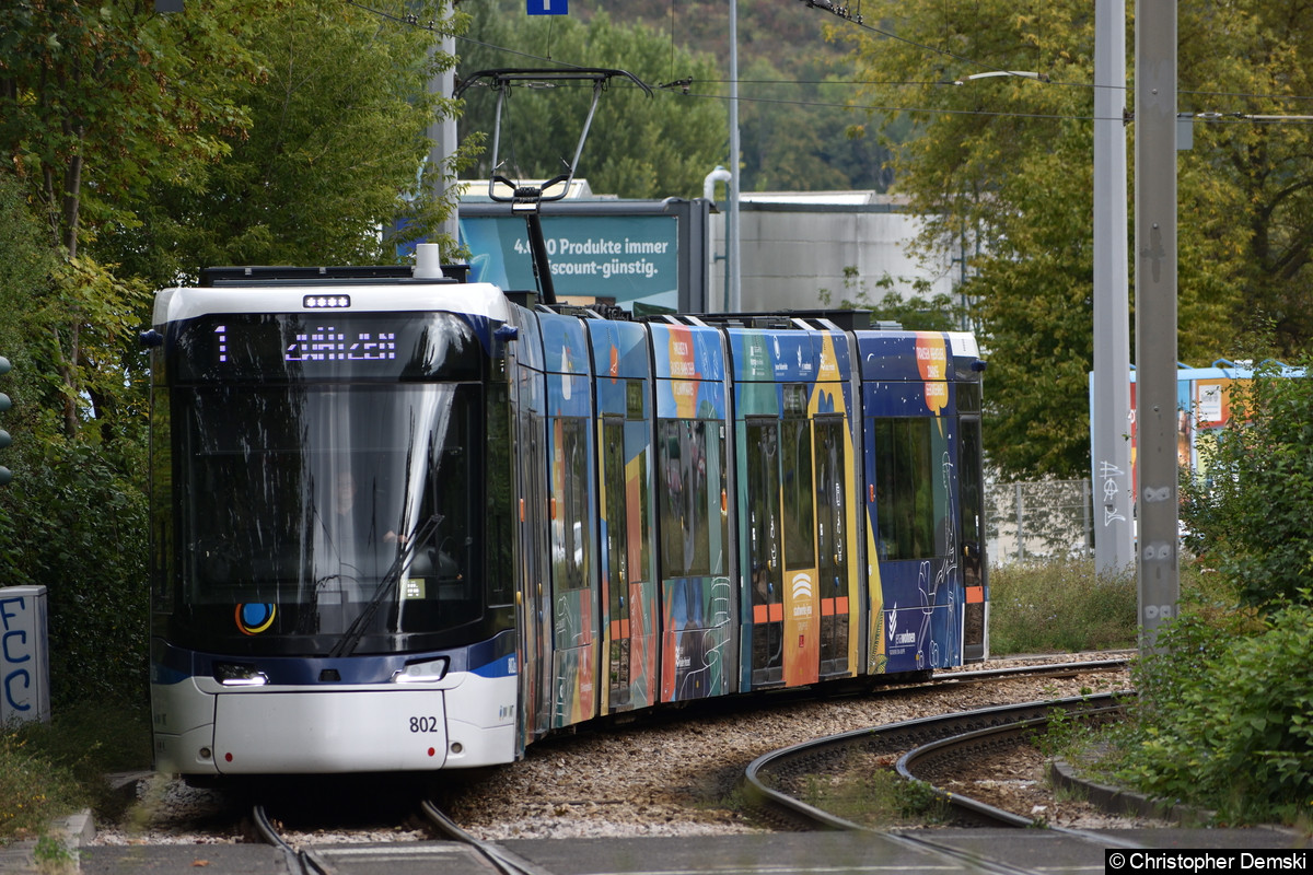 TW 802 als Linie 1 nach Zwätzen beim Befahren der Kreuzung Rudolstädter Straße.