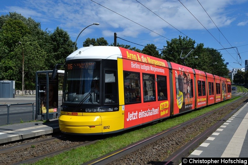 Bild: TW 8012 als Linie M6 an der Haltestelle Platz der Vereinten Nationen.
