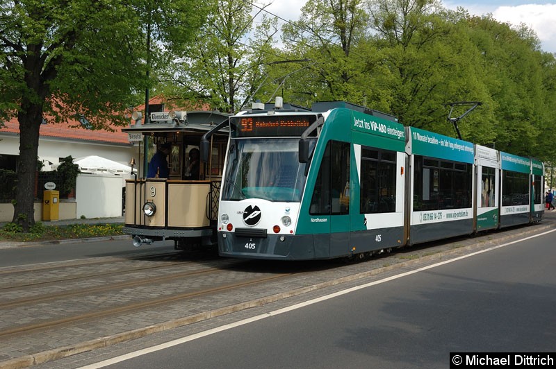 Bild: Wagen 9 in Höhe der ehem. Haltestelle Menzelstr., wo Combino 405 an ihm vorbeifährt.