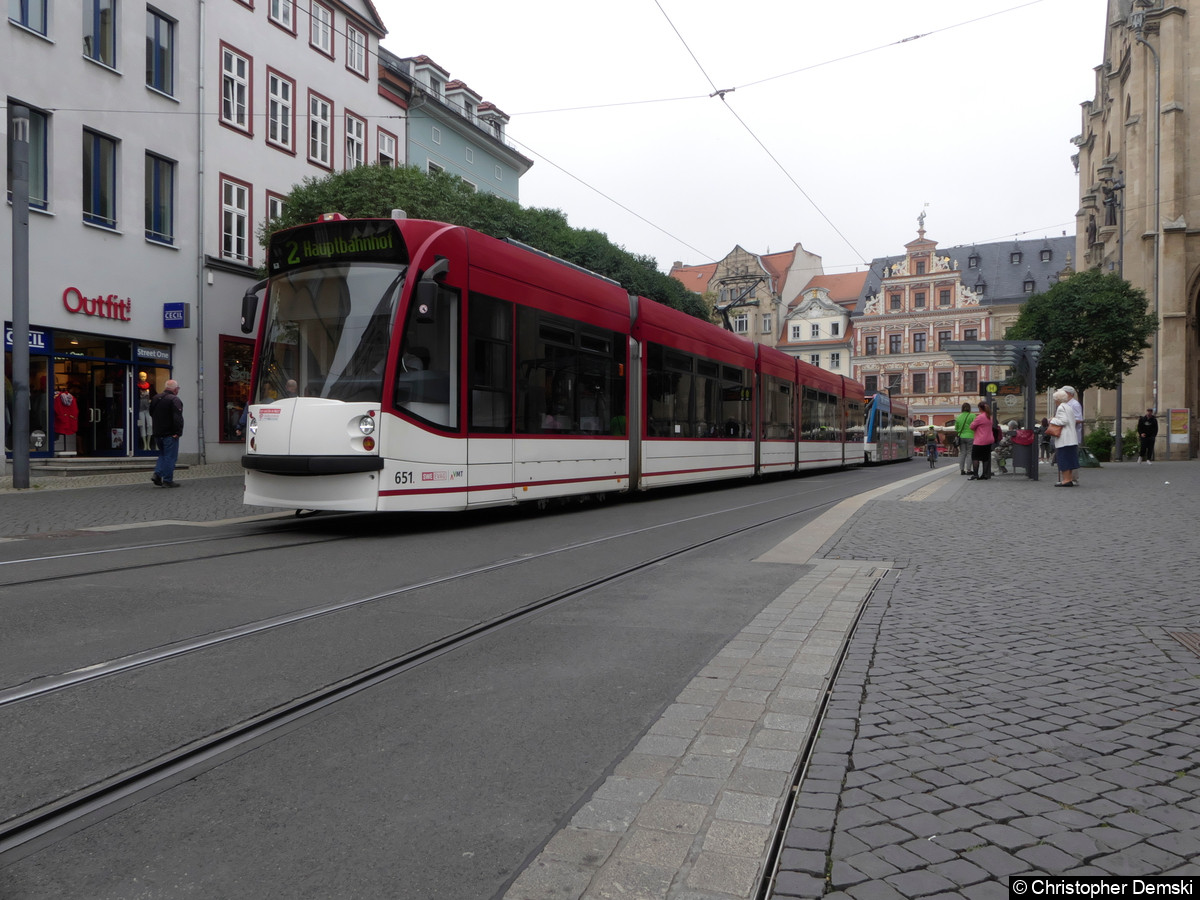 Bild: TW 651+625 als Linie 2 an der Haltestelle Fischmarkt.