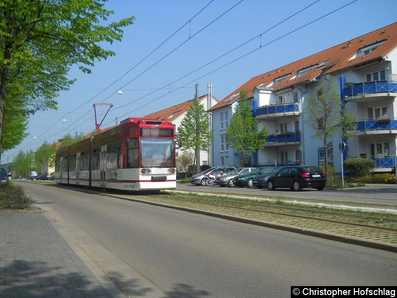 Bild: TW 605 in der Walter-Gropius-Straße auf der Stadtbahnlinie 2.