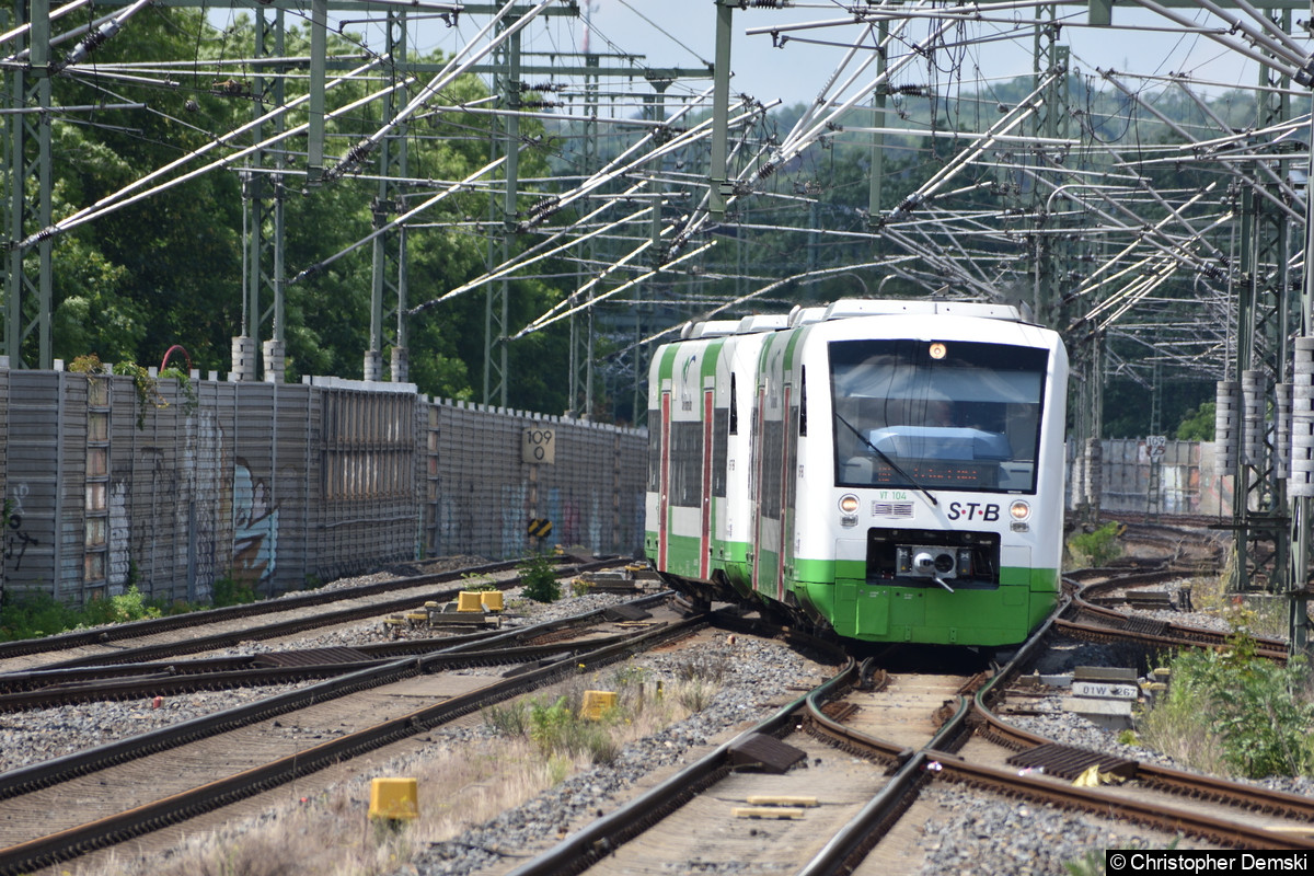 650 504-3+650 515-9 bei der Einfahrt in den Erfurter Hauptbahnhof.