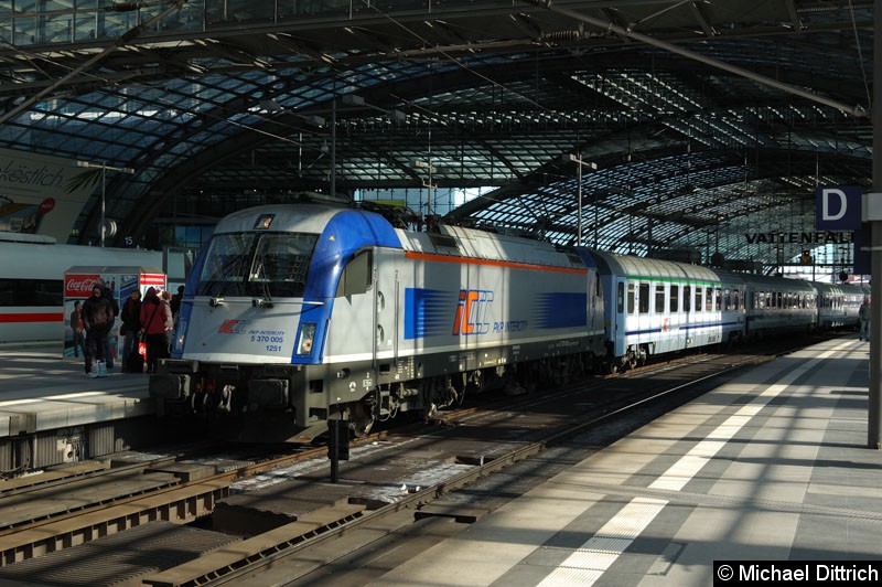 Bild: Mit dem Taurus 370 005 kam der EC aus Warschau in Berlin Hbf. an.