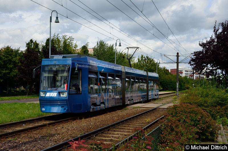 Bild: 1324 als Linie 4 beim Verlassen der Haltestelle Sternbogen/Bürgerbüro.