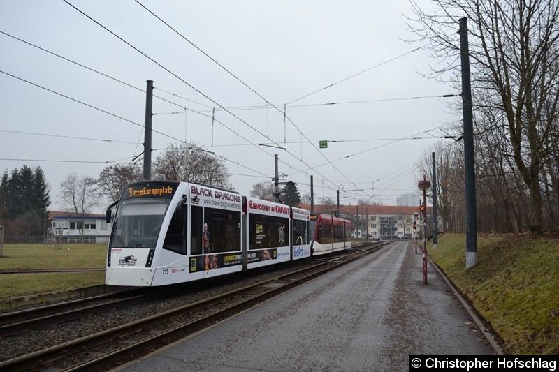 Bild: TW 715+723 kurz vor der Haltestelle Agentur für Arbeit.