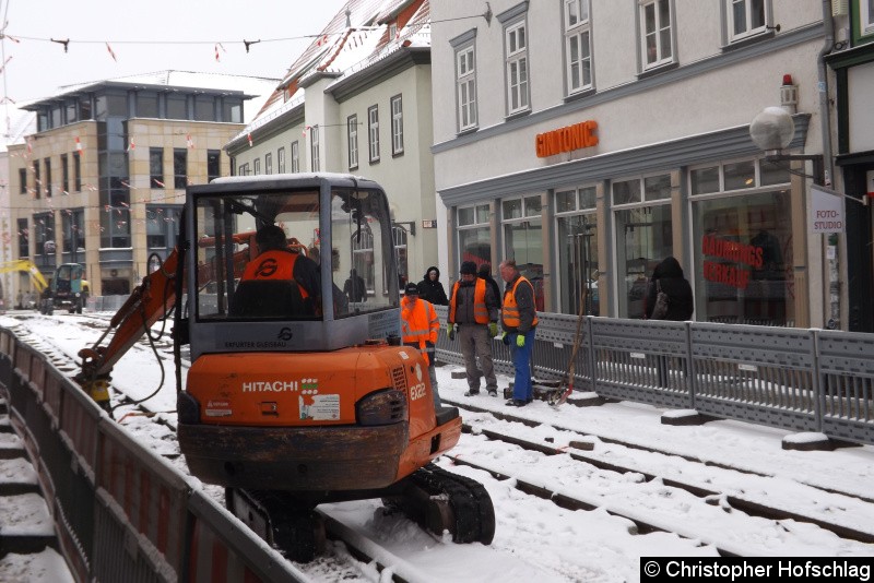 Bild: Hier ist ein kleiner Trupp Bauarbeiter damit beschäftigt, die Gleise der EVAG frei zulegen. Trotz des Wintereinbruchs.