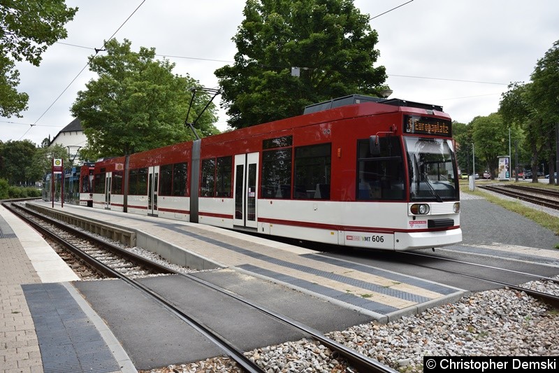 Bild: TW 606+605 als Linie 1 an der Thüringenhalle.