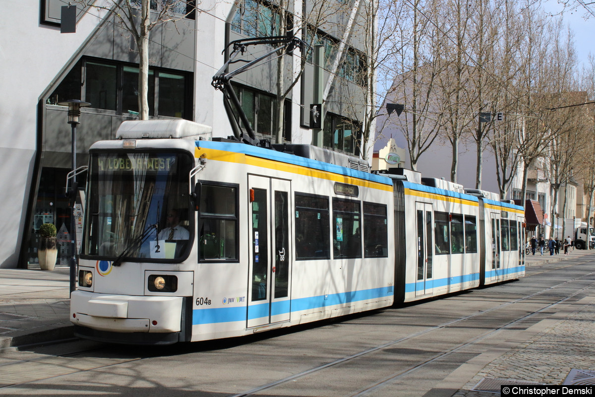 TW 604 als Linie 4 an der Haltestelle Stadtzentrum, Löbdergraben