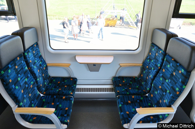 Bild: Unterhalb der Tische wurden USB-Anschlüsse zum Laden von Handys verbaut.