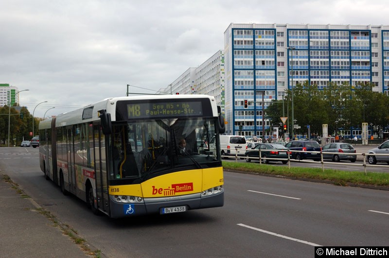 Bild: 4138 als SEV der Tramlinien M8 in der Landsberger Allee.