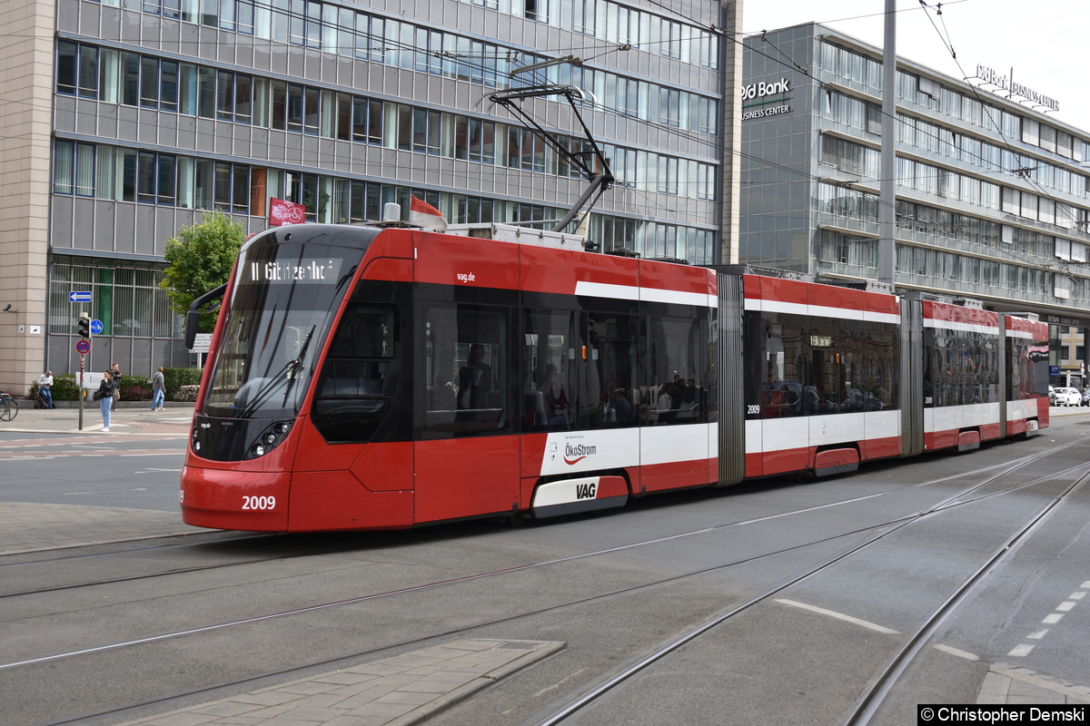 Tw 2009 als Linie 11 bei der Einfahrt in die Haltestelle Hauptbahnhof.