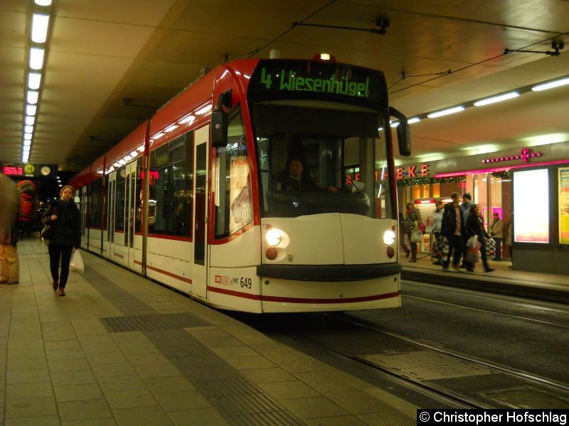 Bild: TW 649 an der Haltestelle Hauptbahnhof.