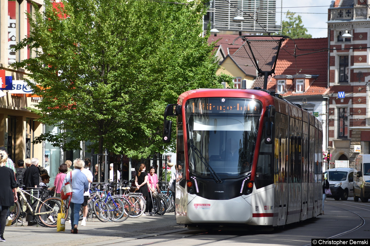 Tw 811 als Linie 1 in Richtung Thüringenhalle in der Bahnhofstraße.