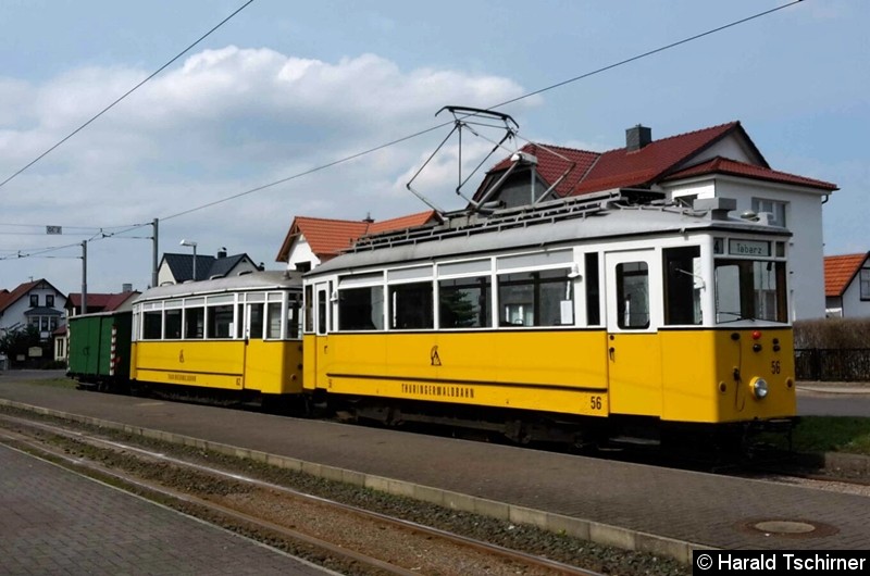 Bild: Wagen 56 mit einem Bei- und einem Güterwagen in Tabarz.