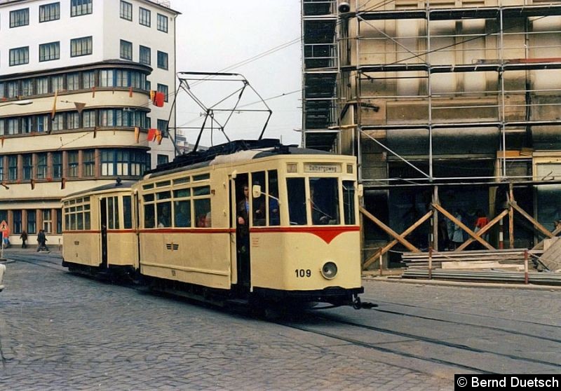 Bild: Tw 109 (Serie 106 - 111, 1943 von der Waggonfabrik in Gotha gebaut) biegt mit seinem Beiwagen von der Johannesstraße auf den Anger ein. 