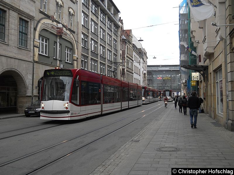 TW 654 in der Bahnhofstraße so wie noch zwei Combinos wegen eine Unfall fest. Bild: TW 654 in der Bahnhofstraße so wie noch zwei Combinos wegen eine Unfall fest.